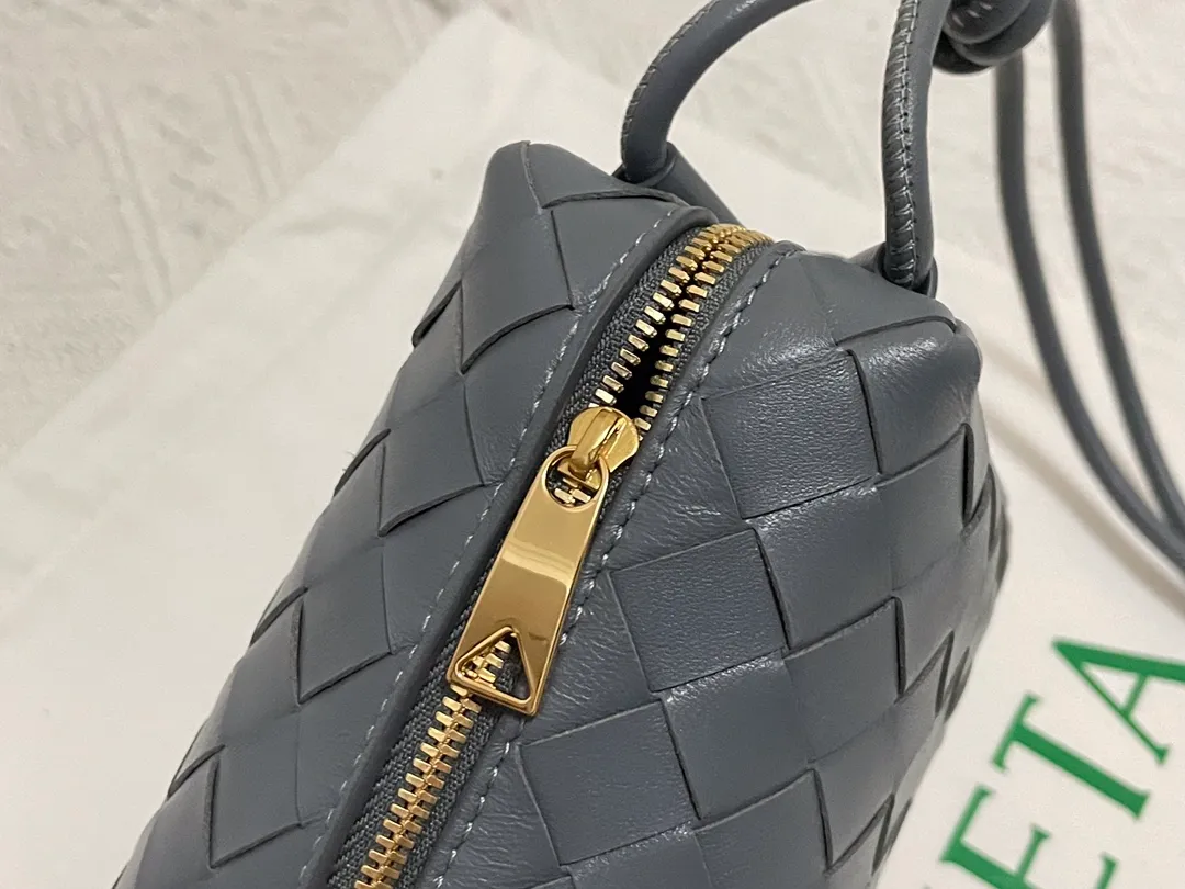 🔥Woven mini square bag, super cute. The body of the bag is made of imported sheepskin. It feels delicate, soft and light. The interior design is very practical. It is cute but does not affect its practicality. It has an adjustable leather drawstring. The style is relatively simple, but the back is more elegant. It is fashionable and has a retro charm. Size 17x10x6